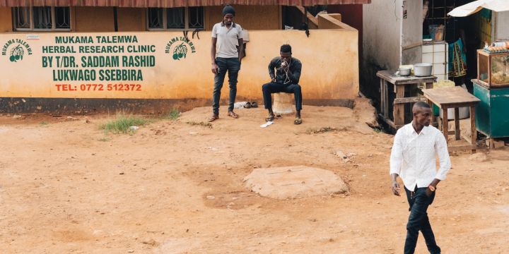 El pasado jueves, el presidente de Uganda, Yoweri Museveni, calificó a los homosexuales como "desviaciones de lo normal" y acusó a Occidente de querer imponer esa inclinación sexual en África. UNSPLASH/Random Institute