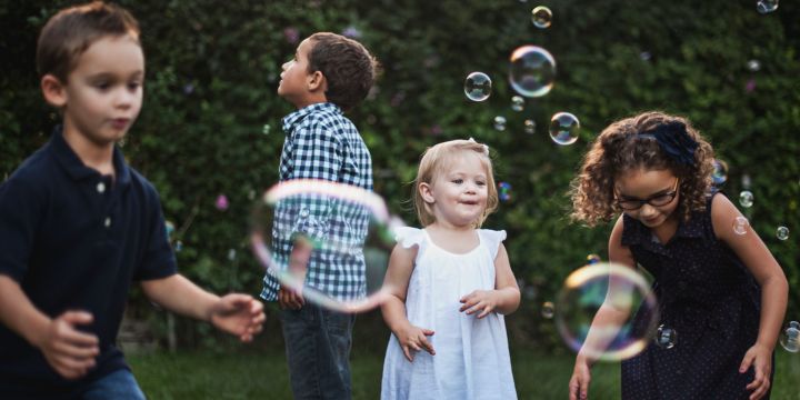 Según el exdiputado que promueve esta iniciativa se ha demostrado que la exposición a contenido sexualmente explícito puede aumentar el riesgo de depresión, ansiedad y otros trastornos mentales en niñas, niños y adolescentes. UNSPLASH/Katherine Hanlon