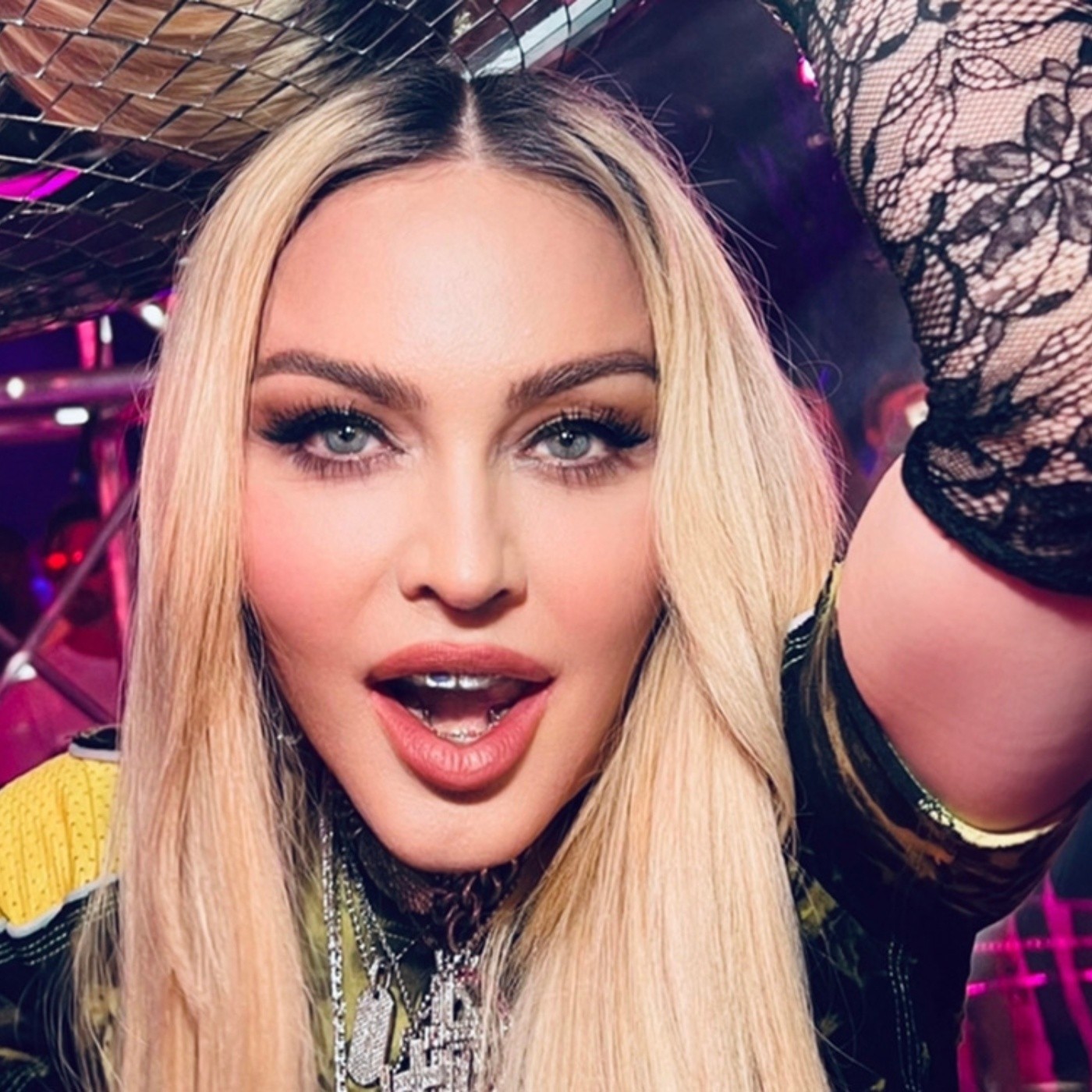 Video: Se disfraza Thalía como Madonna para 'Celebration Tour