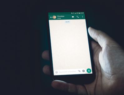 Si quieres formar parte de los usuarios que pueden probar antes que nadie las nuevas funciones de WhatsApp puedes encontrar la versión beta en las tiendas de aplicaciones. UNSPLASH/Christian Wiediger