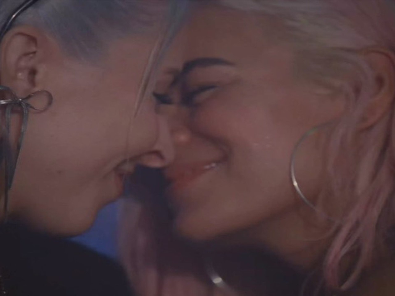 Karol G y Young Miko derrochan amor en el video de 