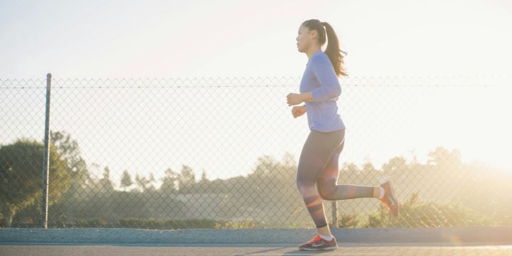 Además de los entrenamientos específicos de carrera, es importante complementarlos con ejercicios de fortalecimiento muscular. UNSPLASH/Andrew Tanglao